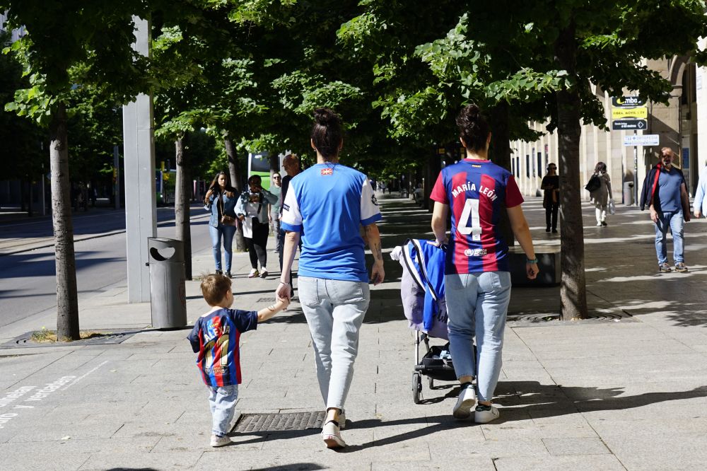 Realzale bat eta bi Bartzelonako zale Zaragozan, paseoan. OLI ARTOLA APEZTEGIA Realzale bat eta bi Bartzelonako zale Zaragozan, paseoan. OLI ARTOLA APEZTEGIA
