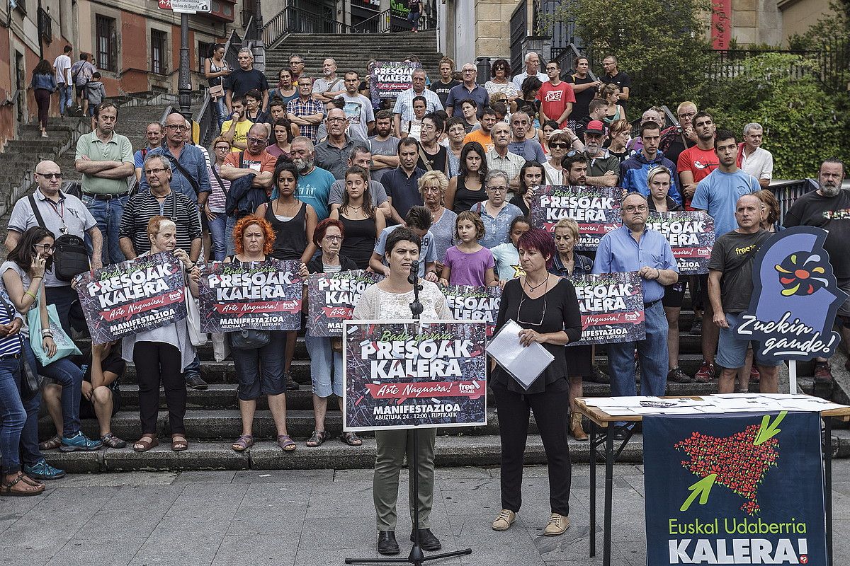 Kalera Kalera dinamikako kideak, atzo egindako agerraldian. ARITZ LOIOLA / FOKU. Kalera Kalera dinamikako kideak, atzo egindako agerraldian. ARITZ LOIOLA / FOKU.