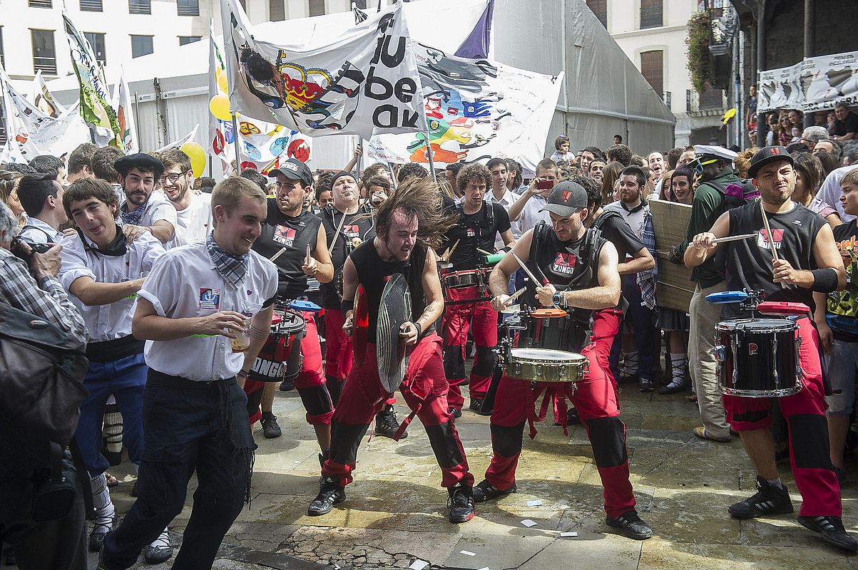 Laudioko jaien hasiera, herriko plazan, duela lau urte. LUIS JAUREGIALTZO / FOKU.