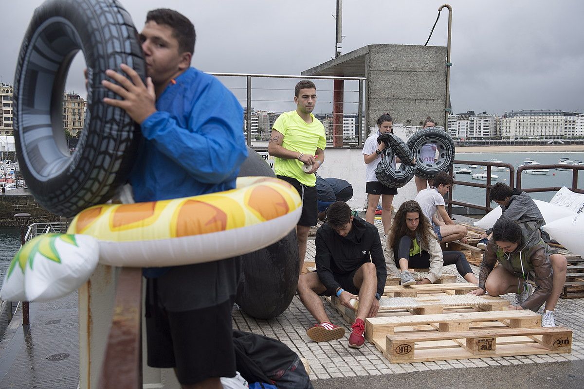 Txalupak egiteko flotagailuak, sokak eta paletak erabili zituzten, atzo, abordatzeko parte hartzaileek. JUAN CARLOS RUIZ / FOKU.