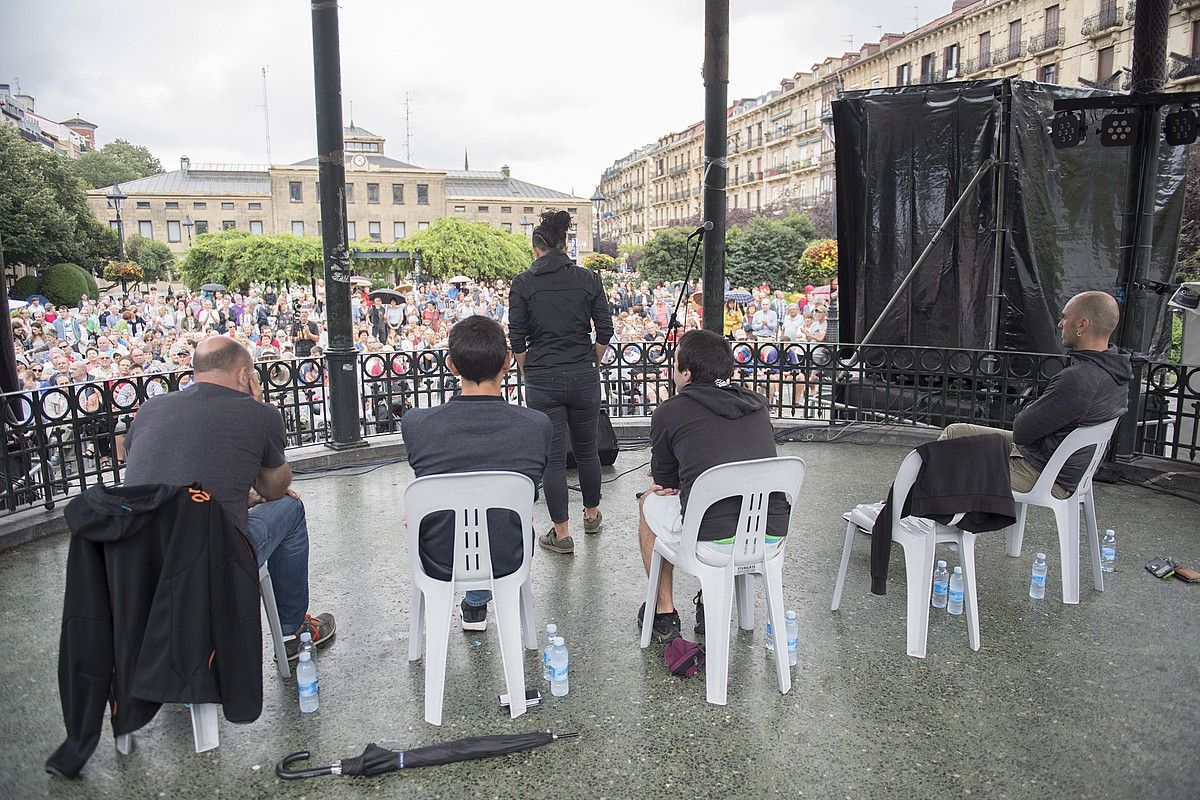 Aitor Mendiluze, Igor Elortza, Beñat Gaztelumendi eta Maialen Lujanbio aritu ziren bertsotan. JUAN CARLOS RUIZ / FOKU.