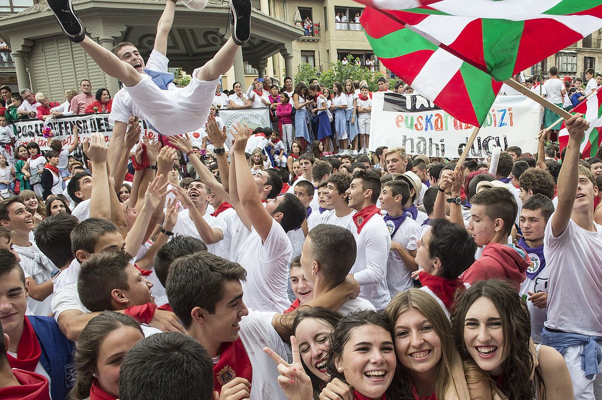Euskararen aldeko aldarriak Tafallako festetako txupinazoan, artxiboko irudi batean. JAGOBA MANTEROLA / FOKU. Euskararen aldeko aldarriak Tafallako festetako txupinazoan, artxiboko irudi batean. JAGOBA MANTEROLA / FOKU.