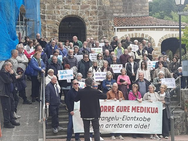 Ruth Torre medikuaren alde egindako elkarretaratzea, atzo, Ibarrangelun. IBARRANGELUKO ETA ELANTXOBEKO RUTHEN ALDEKO PLATAFORMA