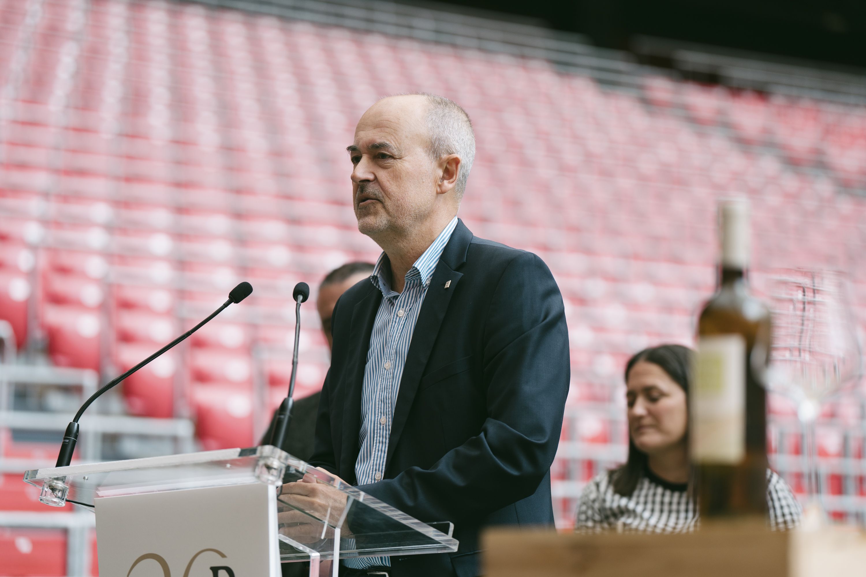 Anton Txapartegi Bizkaiko Txakolina jatorri izenaren Kontseilu Arautzaileko idazkari ohia, Bilboko San Mames futbol zelaian, joan den asteko asteazkenean. ADRIAN MOROTE / BIZKAIKO TXAKOLINA JATORRI DEITURA