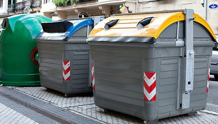 (ID_17162066527665) Donostiako zabor edukiontzi batzuk.