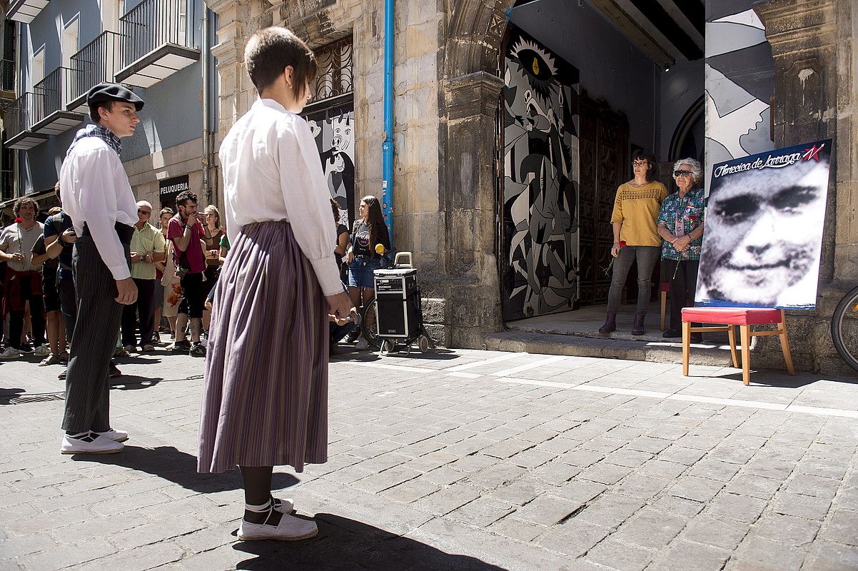 Maravillas eta Josefina Lanberto omendu zituzten, atzo, Iruñeko Maravillas gaztetxean. IÑIGO URIZ / FOKU.