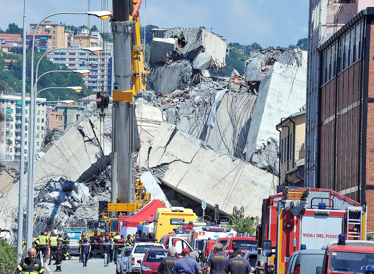 Salbamendu taldeak, atzo, zubibidearen hondakinen inguruan lanean. Morandi zubibidea 45 metro garai eta kilometro bat luze zen. ALESSANDRO DI MARCO / EFE. Salbamendu taldeak, atzo, zubibidearen hondakinen inguruan lanean. Morandi zubibidea 45 metro garai eta kilometro bat luze zen. ALESSANDRO DI MARCO / EFE.