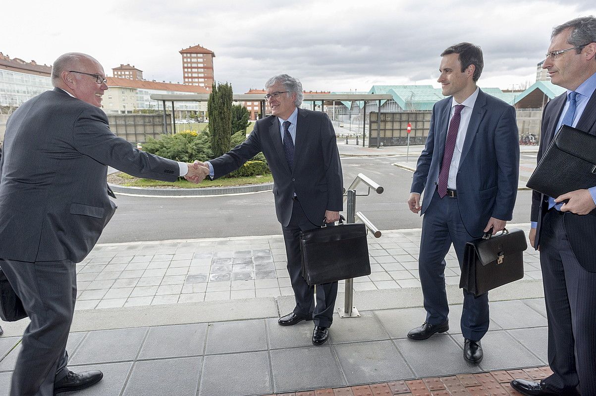 Finantzen Euskal Kontseiluko otsaileko bilera: Iruarrizaga (Bizkaiko Ogasun diputatua), Cimiano (Arabakoa), Larrañaga (Gipuzkoakoa) eta Olano. JUANAN RUIZ / FOKU.