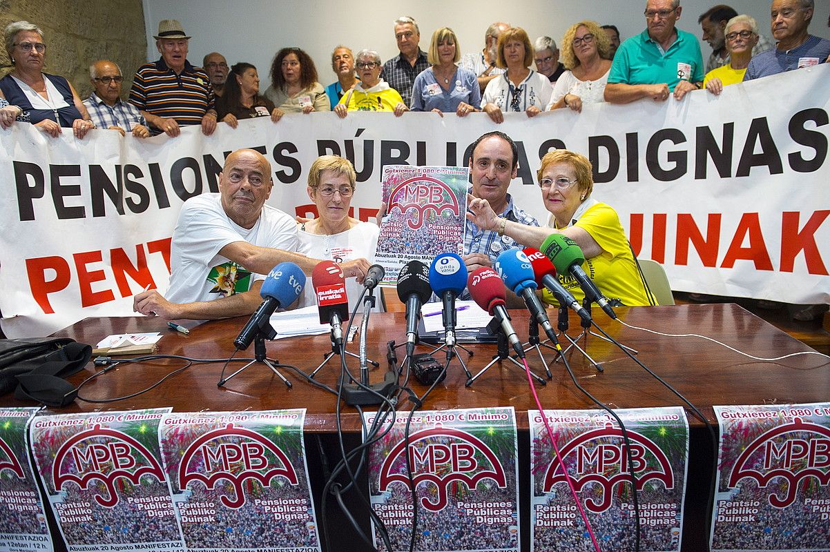 Bizkaiko Pentsiodunen Elkarteko kideak, atzo, Bilbon. MARISOL RAMIREZ / FOKU. Bizkaiko Pentsiodunen Elkarteko kideak, atzo, Bilbon. MARISOL RAMIREZ / FOKU.