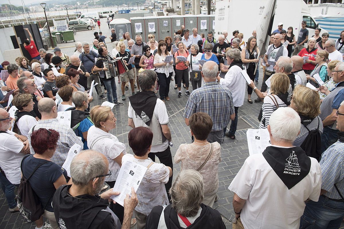 Flamenkan ekin zioten atzo kantujirari, eta Parte Zaharreko kaleetan jarraitu zuten gero. JUAN CARLOS RUIZ / FOKU. Flamenkan ekin zioten atzo kantujirari, eta Parte Zaharreko kaleetan jarraitu zuten gero. JUAN CARLOS RUIZ / FOKU.
