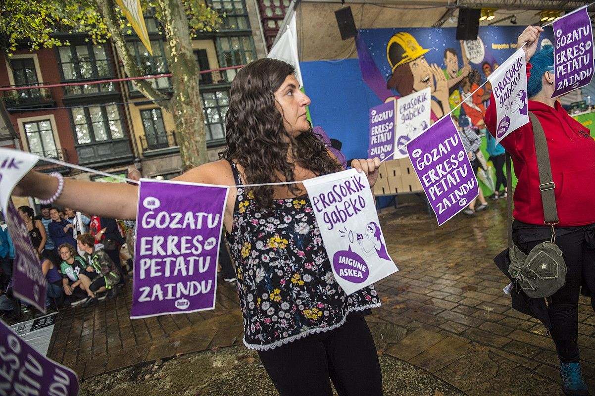 Erasoen aurkako jarrera azaltzeko, banderak eskegi dituzte. MARISOL RAMIREZ/FOKU. Erasoen aurkako jarrera azaltzeko, banderak eskegi dituzte. MARISOL RAMIREZ/FOKU.