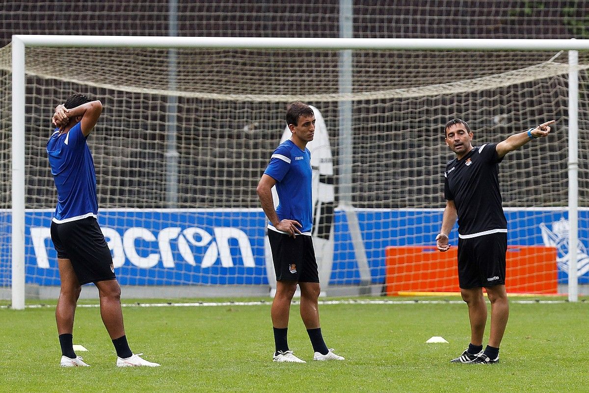 Asier Garitano Mikel Oiartzabali eta Willian Joseri aginduak ematen, entrenamendu batean. JAVIER ETXEZARRETA / EFE.