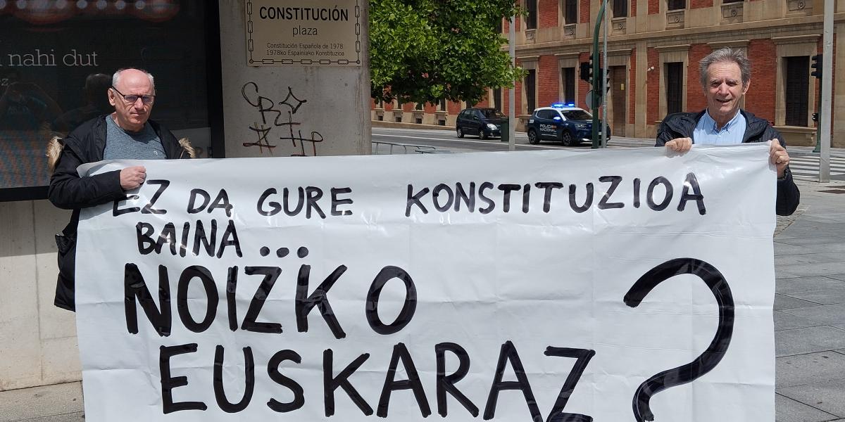 Administrazioan Euskaraz Taldeko kideak, Iruñeko Konstituzio plazan. AET