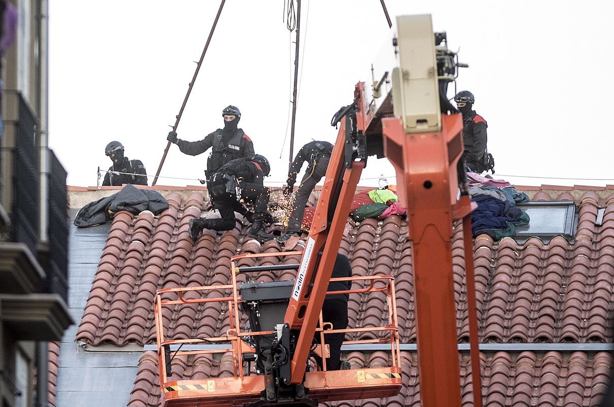 Polizia anitz. Gazte bat, Espainiako Poliziaren hesiaren aurrean. JDIGES / EFE.