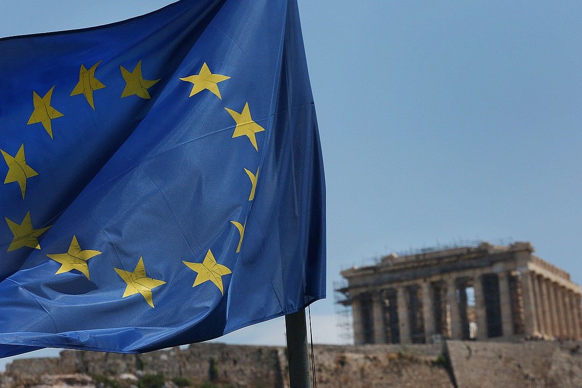 Europako Batasunaren bandera bat, Atenasen. ORESTIS PANAGIOTU / EFE.