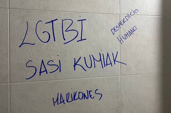 Arizkungo komun publikoetan egin dituzten pintaketak. BERRIA