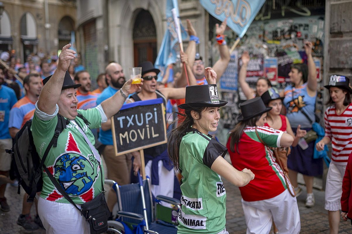 Konpartsakideak jai giro betean, txupinazoa baino lehen. JAIZKI FONTANEDA / FOKU. Konpartsakideak jai giro betean, txupinazoa baino lehen. JAIZKI FONTANEDA / FOKU.
