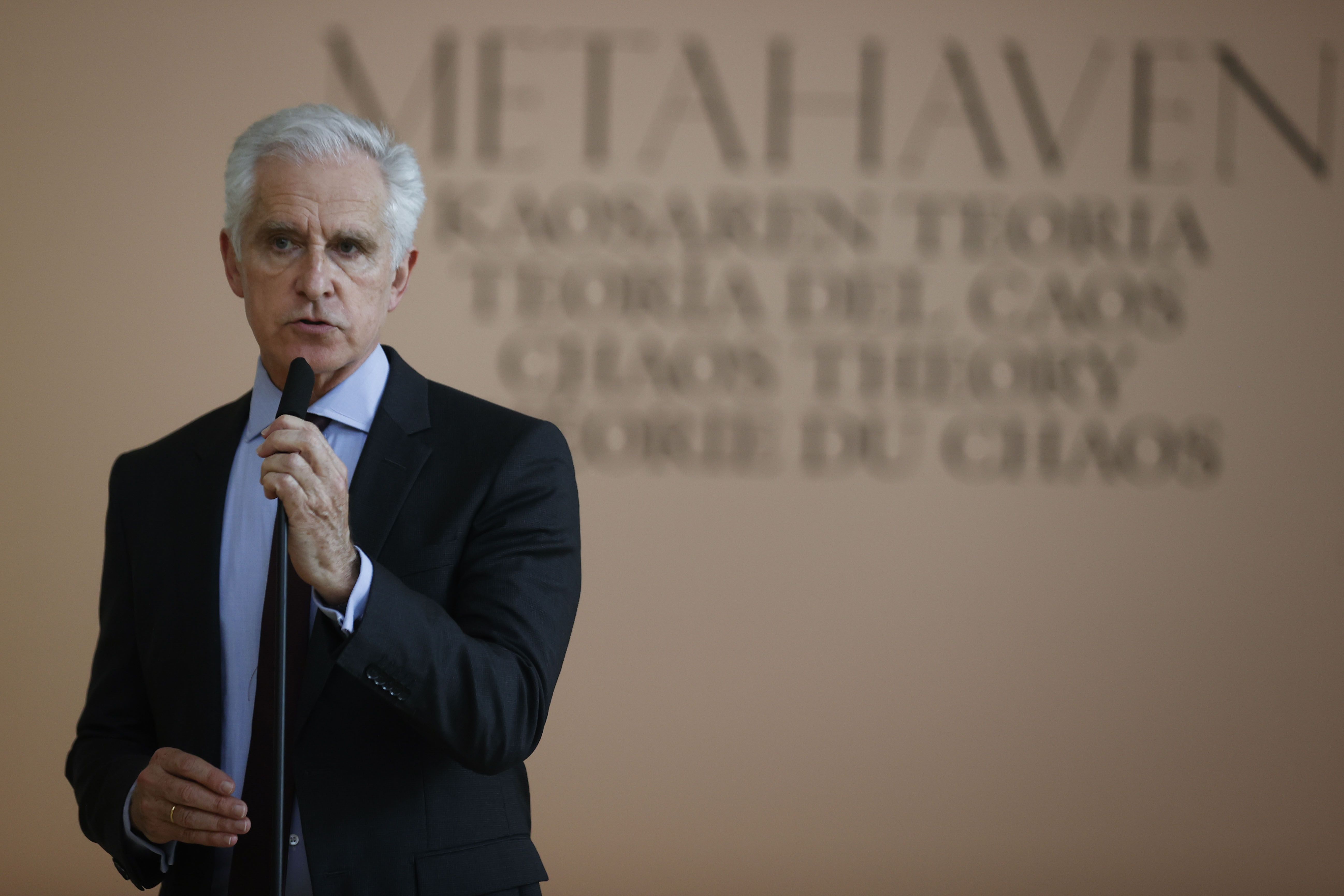 Juan Ignacio Bidarte, 'Metahaven' erakusketaren aurkezpenean. LUIS TEJIDO / EFE