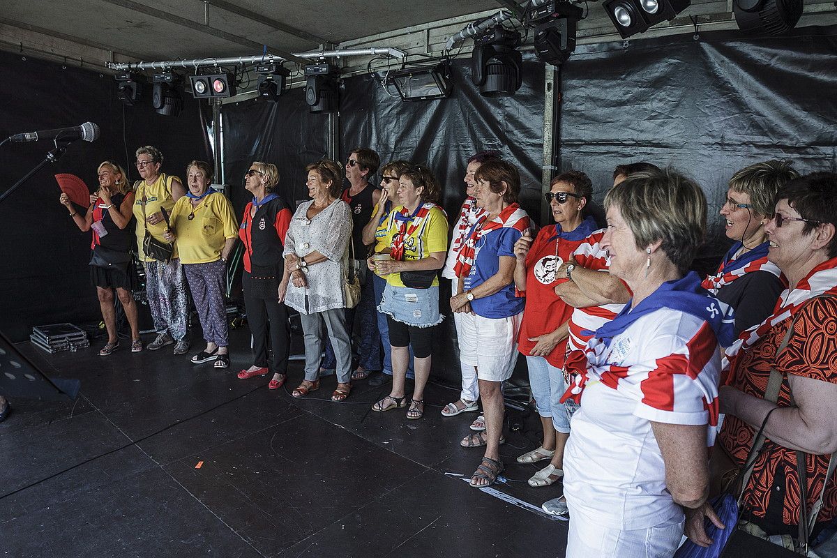 Omenaldia. 40 urtez konpartsakide izan zirenei omenaldia egin zitzaien atzo. ARITZ LOIOLA / @FOKU.