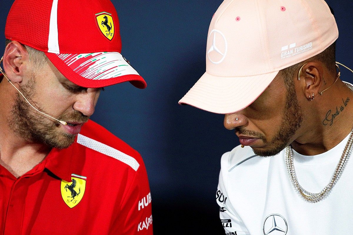 Sebastian Vettel eta Lewis Hamilton, elkarren ondoan, denboraldi honetan emandako prentsaurreko batean. YOAN VALAT / EFE.