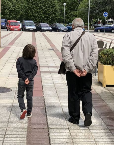 Iruñeko Donibaneko Adinekoen Aldeko Itunak egindako argazki lehiaketako irudi bat. Haur bat eta adineko bat karrikan paseoan. DONIBANEKO ADINEKOEN ALDEKO ITUNA Iruñeko Donibaneko Adinekoen Aldeko Itunak egindako argazki lehiaketako irudi bat. Haur bat eta adineko bat karrikan paseoan. DONIBANEKO ADINEKOEN ALDEKO ITUNA