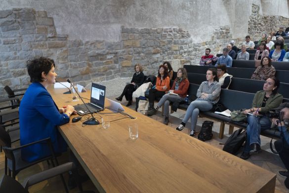 Adinkeriari buruzko jardunaldia, hilaren 16an, Iruñeko Kondestablearen jauregian. Mahaian, Nuria Garro parte hartzailea. IÑIGO URIZ / FOKU Adinkeriari buruzko jardunaldia, hilaren 16an, Iruñeko Kondestablearen jauregian. Mahaian, Nuria Garro parte hartzailea. IÑIGO URIZ / FOKU