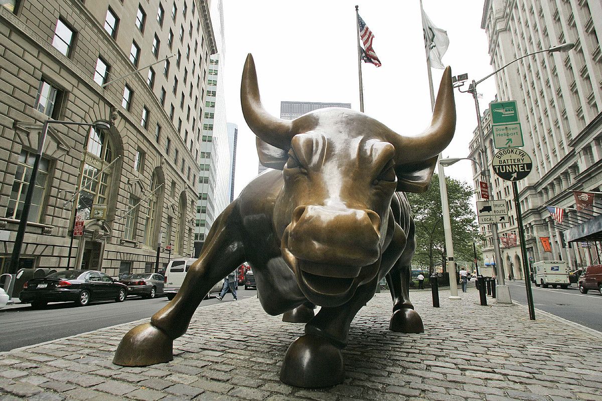 Charging Bull (Zezena oldartzen) estatua goraldian doazen merkatuen sinbolo da; New Yorkeko Manhattan auzoan dago, Wall Streetetik hurbil. MARY ALTAFFER / EFE.