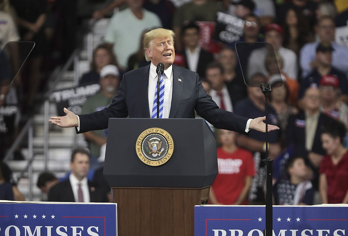 Donald Trump Ameriketako Estatu Batuetako presidentea, herenegun Charlestonen eginiko hitzaldi batean. MARK LYONS / EFE. Donald Trump Ameriketako Estatu Batuetako presidentea, herenegun Charlestonen eginiko hitzaldi batean. MARK LYONS / EFE.