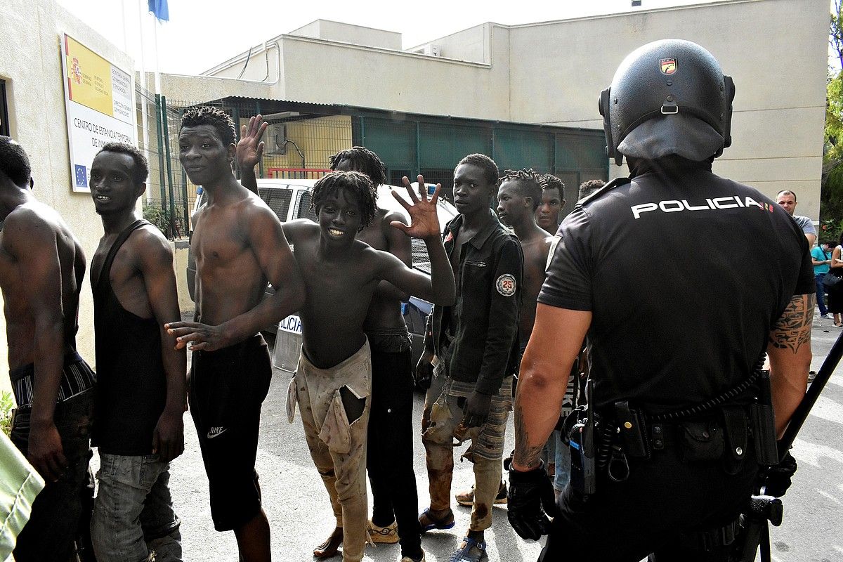 Ceutako hesia pasatzea lortu duten zenbait migratzaile Harrera Zentrora sartzen, atzo, Espainiako Ceuta hirian. JOSE M. RINCON /EFE.