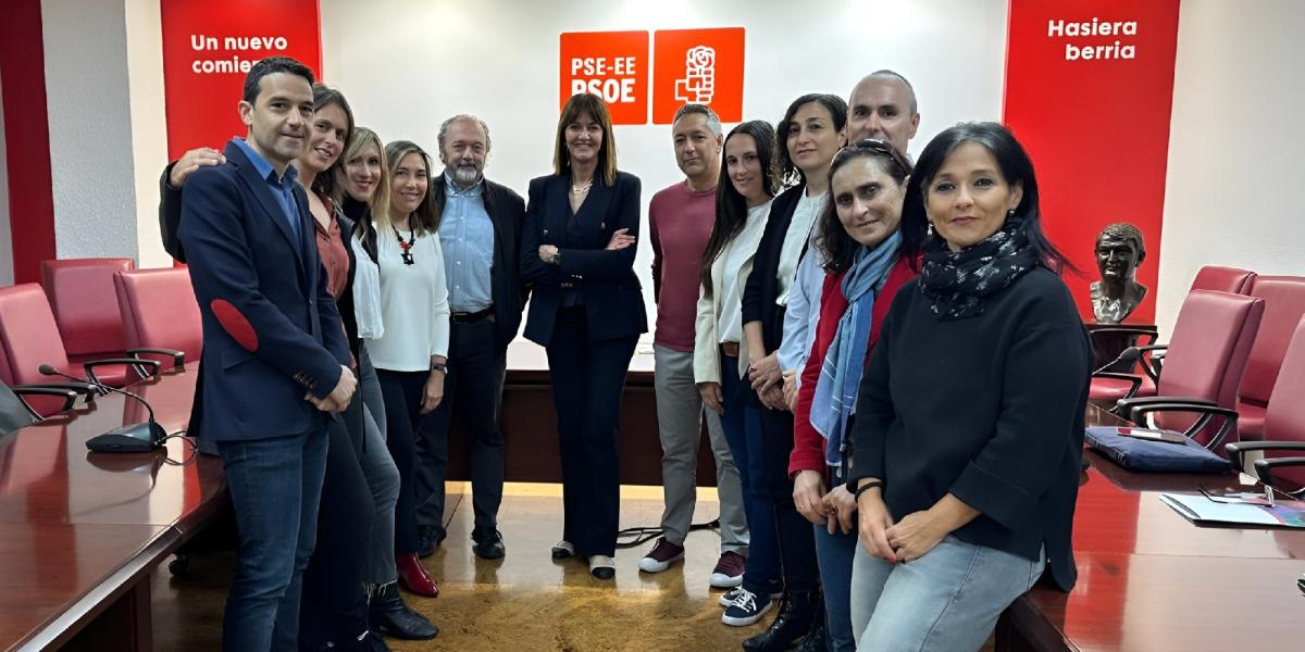 Idoia Mendia erdian, gaur egindako bileran. PSE-EE