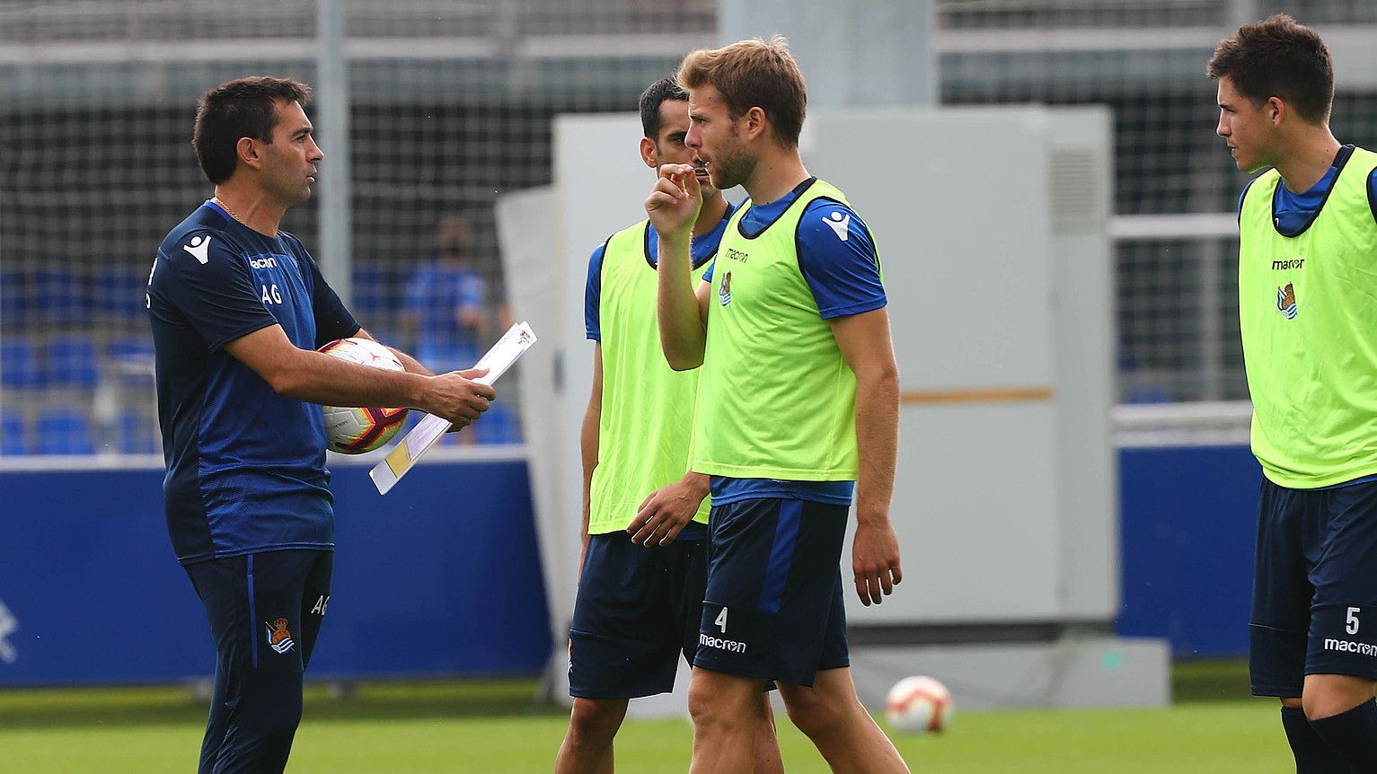 Asier Garitano, aginduak ematen, entrenamendu batean. Juanmi Jimenez, Asier Illarramendi eta Igor Zubeldia ere ageri dira. MANIX DIAZ DE RADA / REALA.