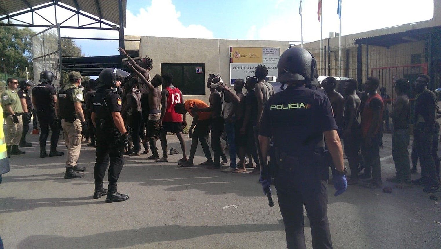 Migratzaileak Ceutako hesia pasatu berri, herenegun, Espainiako Ceuta hirian. JOSE M. RINCON /EFE.