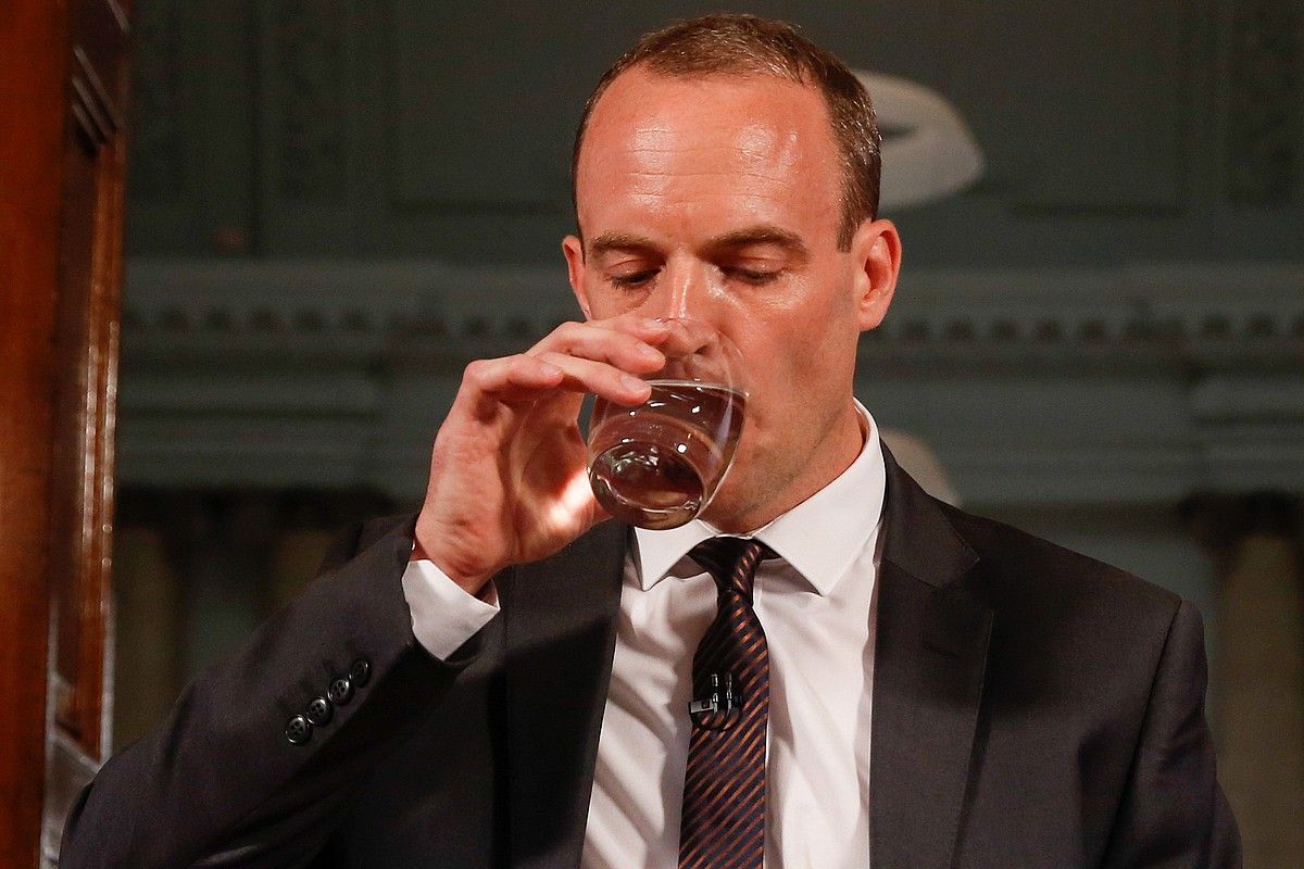 Dominic Raab Erresuma Batuko brexit-erako ministroa atzo, Londresen, akordiorik gabeko testuinguruaz mintzatu aurretik. LUKE MACGREGOR / EFE. Dominic Raab Erresuma Batuko brexit-erako ministroa atzo, Londresen, akordiorik gabeko testuinguruaz mintzatu aurretik. LUKE MACGREGOR / EFE.