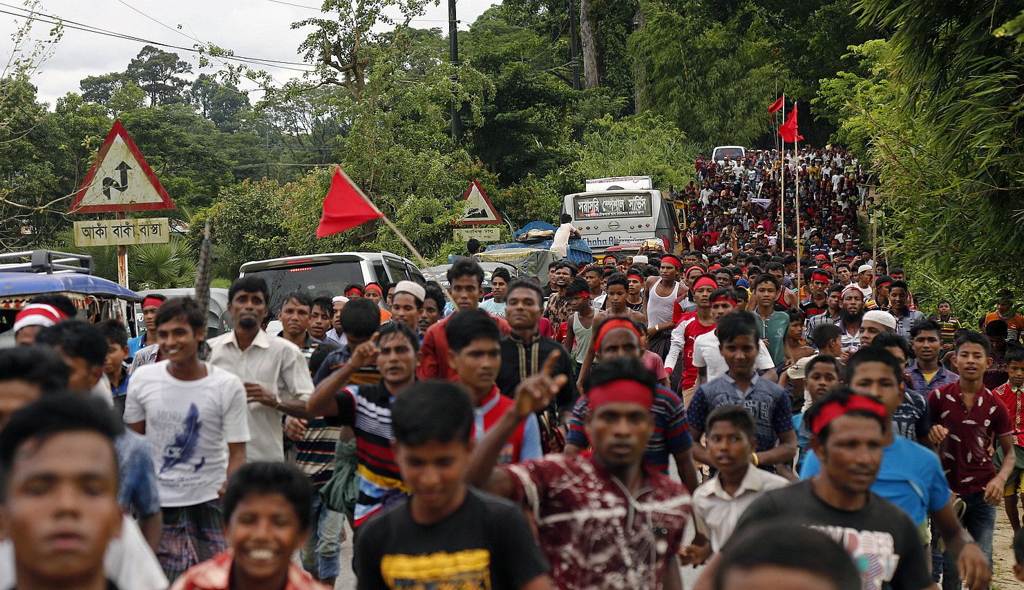 Bangladesh hego-ekialdeko Cox's Bazar hirian manifestatu ziren atzo milaka rohingya, exodoaren hasieraren lehen urteurrenean, «justizia» eske. MONIRUL ALAM / EFE.