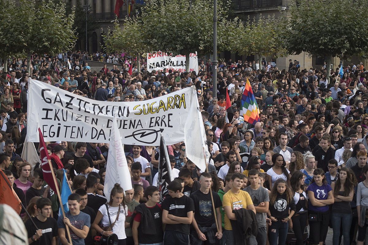 Milaka pertsona elkartu ziren Gazteluko plazan, manifestazioaren bukaeran. JAGOBA MANTEROLA / FOKU.