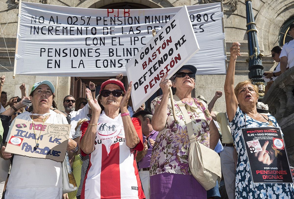 Pentsiodunen protesta, atzo, Bilboko udaletxearen aurrean. MARISOL RAMIREZ / FOKU.