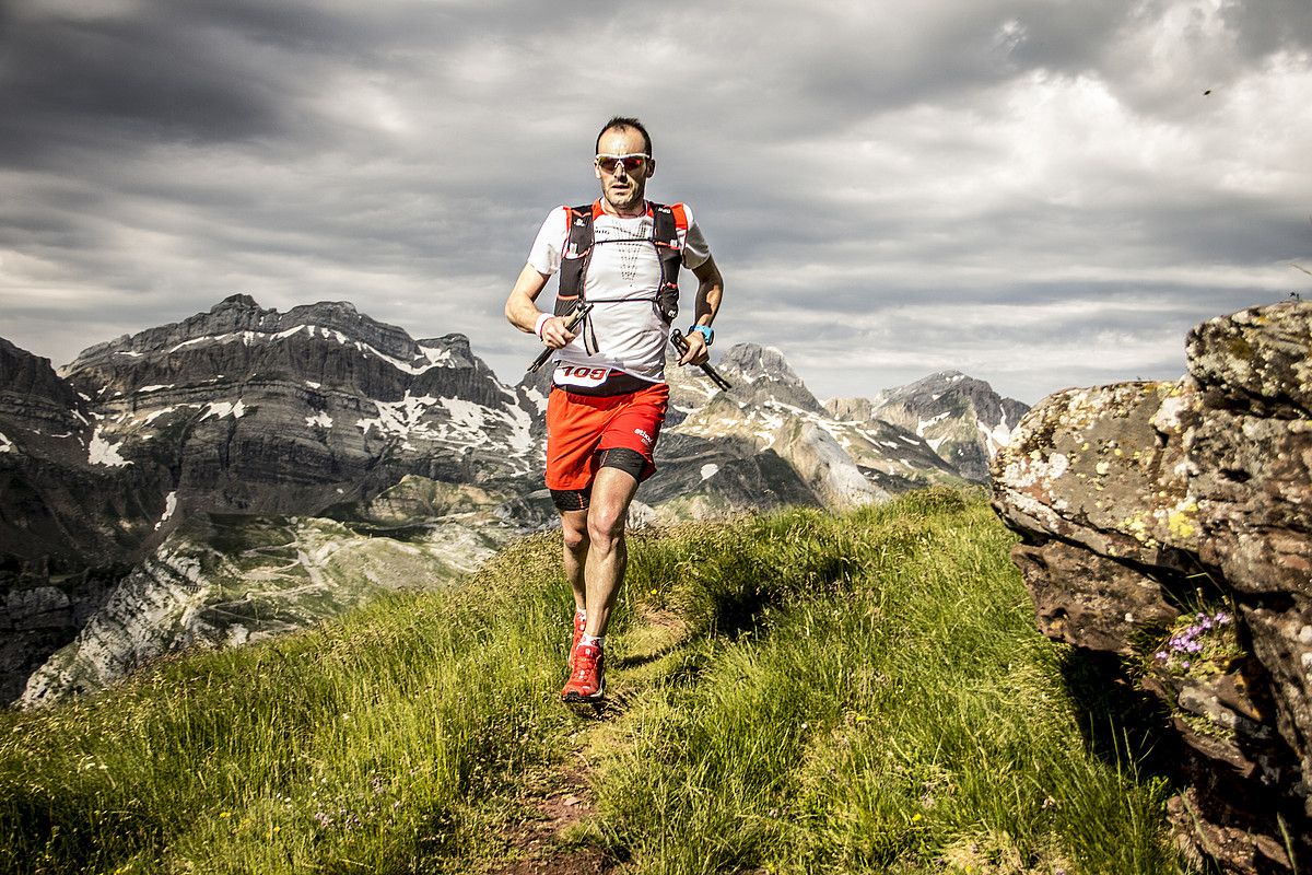 Iker Karrera ahalegin betean, 2016ko UTMB Mont Blanceko Ultra Trailean. BERRIA.