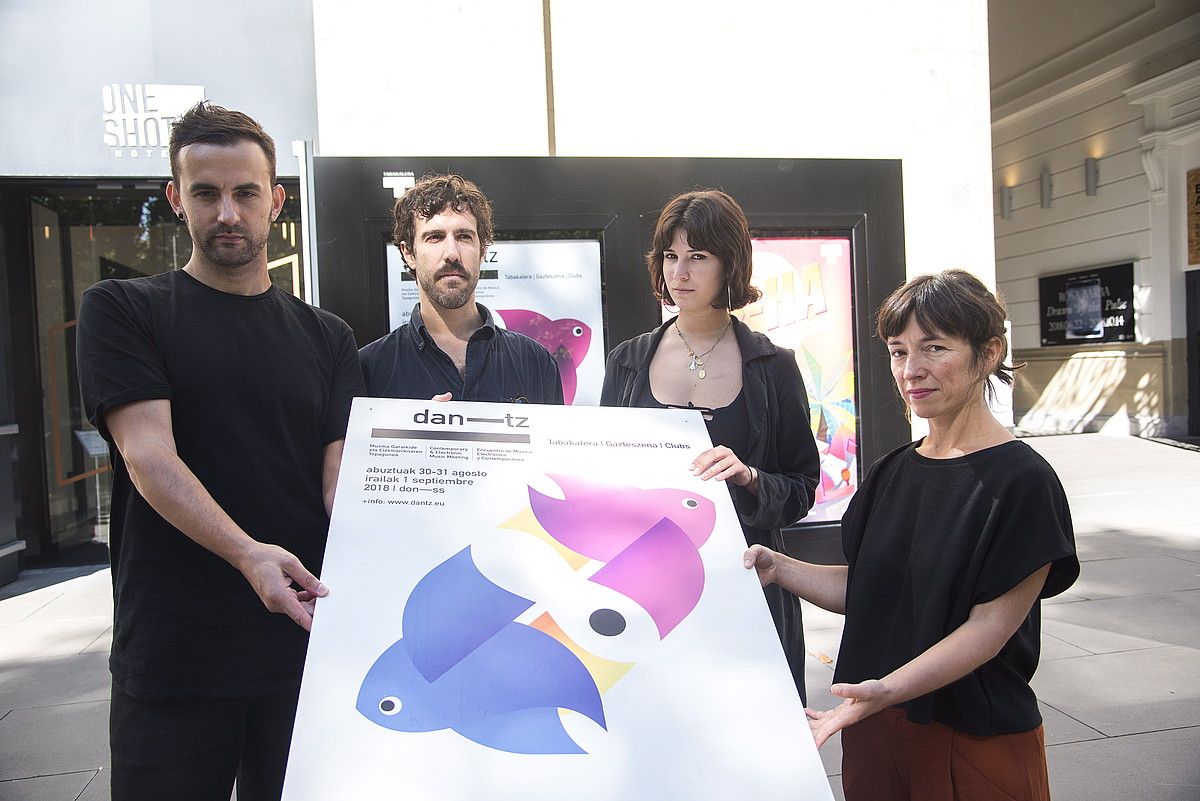 Dantz jaialdiko Jokin Telleria, Aitor Etxebarria (El_Txef_A DJ), Adriana Gutierrez (A. Gaultier DJ) eta Tabakalerako Ane Rodriguez, atzo. ANDONI CANELLADA / FOKU. Dantz jaialdiko Jokin Telleria, Aitor Etxebarria (El_Txef_A DJ), Adriana Gutierrez (A. Gaultier DJ) eta Tabakalerako Ane Rodriguez, atzo. ANDONI CANELLADA / FOKU.