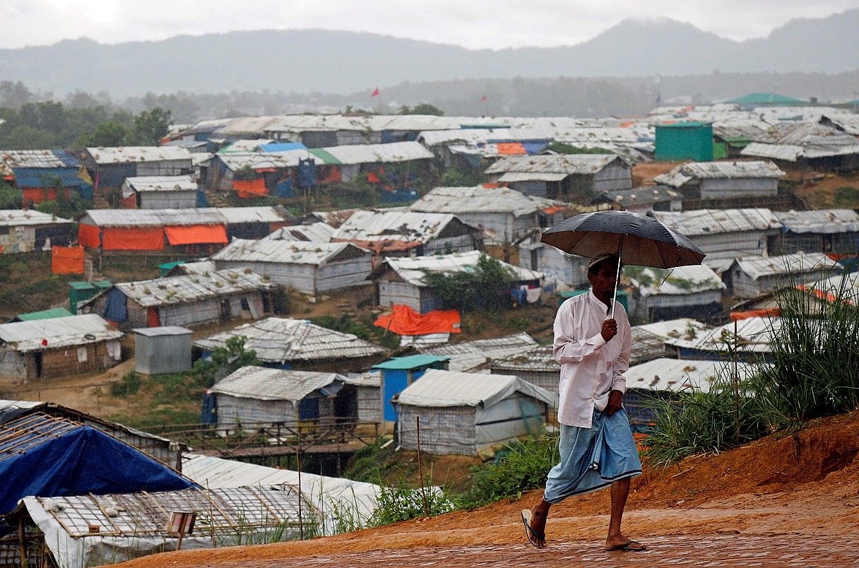 Rohingya bat errefuxiatuen kanpaleku batean, atzo, Bangladeshko Cox's Bazar hiriaren kanpoaldean. MONIRUL ALAM / EFE.