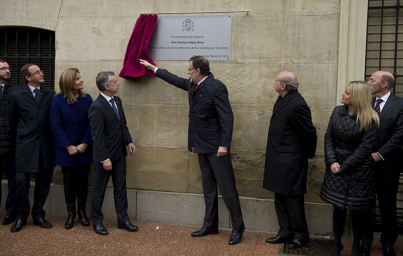 Rajoy eta Urkullu, Biktimen Oroimenezkoaren lehen harria jartzeko ekitaldian, 2015eko martxoan. RAUL BOGAJO / FOKU.