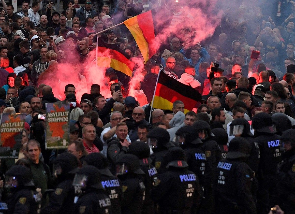 Ultraeskuindarren manifestazioa, asteartean, Karl Marx plazan, Alemaniako Chemnitz hirian. FILIP SINGER / EFE.