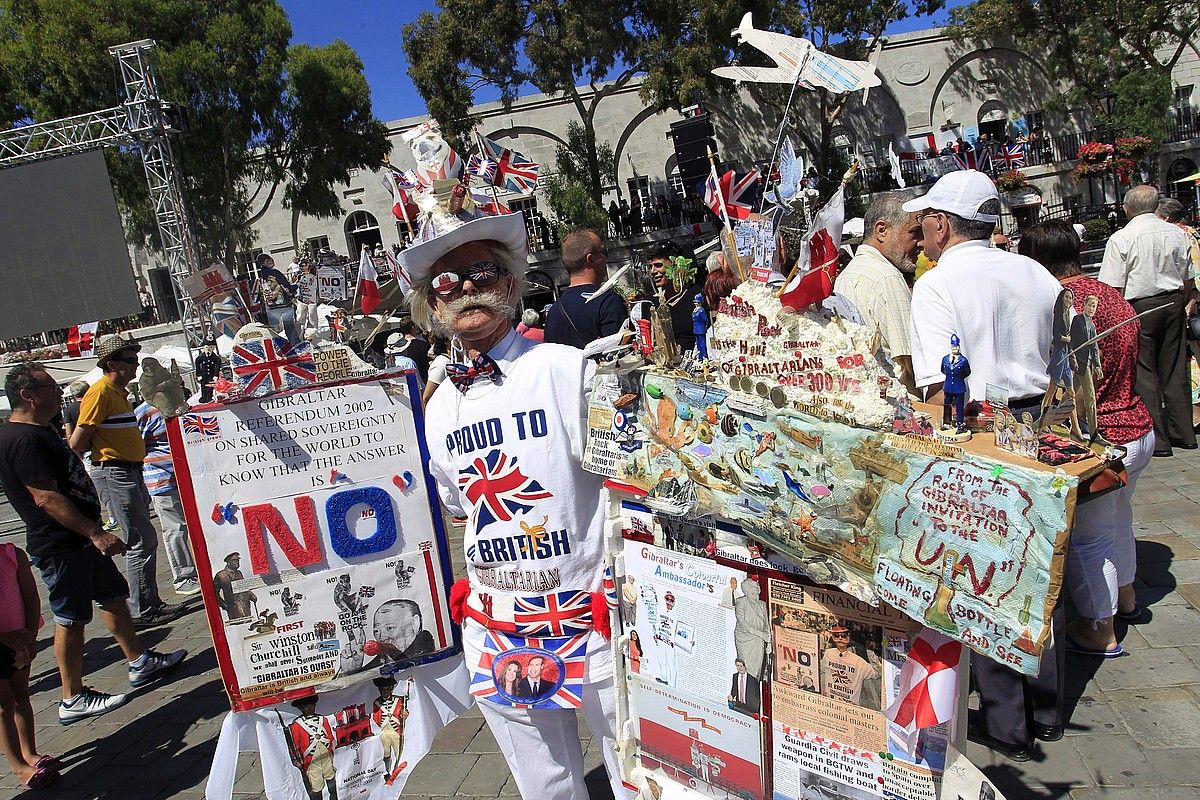 Herritar bat brexit-aren kontrakoelkarretaratze batean, Gibraltarren. A, CARRASCO RAGEL / EFE. Herritar bat brexit-aren kontrakoelkarretaratze batean, Gibraltarren. A, CARRASCO RAGEL / EFE.