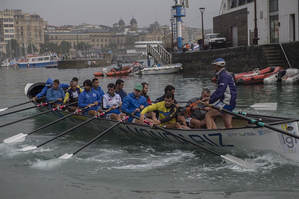 XMecos, atzo arratsaldean, Donostiako arranplan, sailkatze estropada prestatzeko entrenamendua hasi aurretik. JUAN CARLOS RUIZ / FOKU.