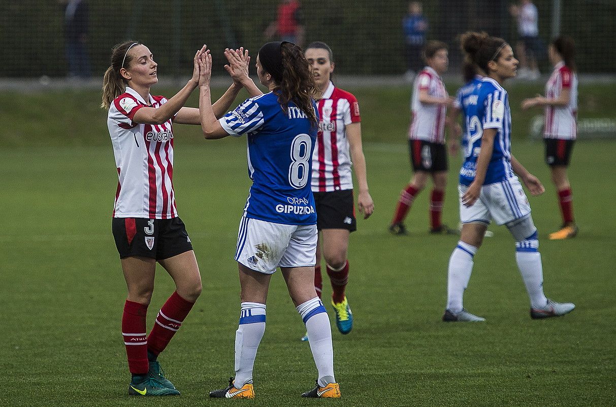 Athleticeko Ainhoa Vicente eta Realeko Itxaso Uriarte elkar agurtzen iazko Lezamako derbian. LUIS JAUREGIALTZO / FOKU.