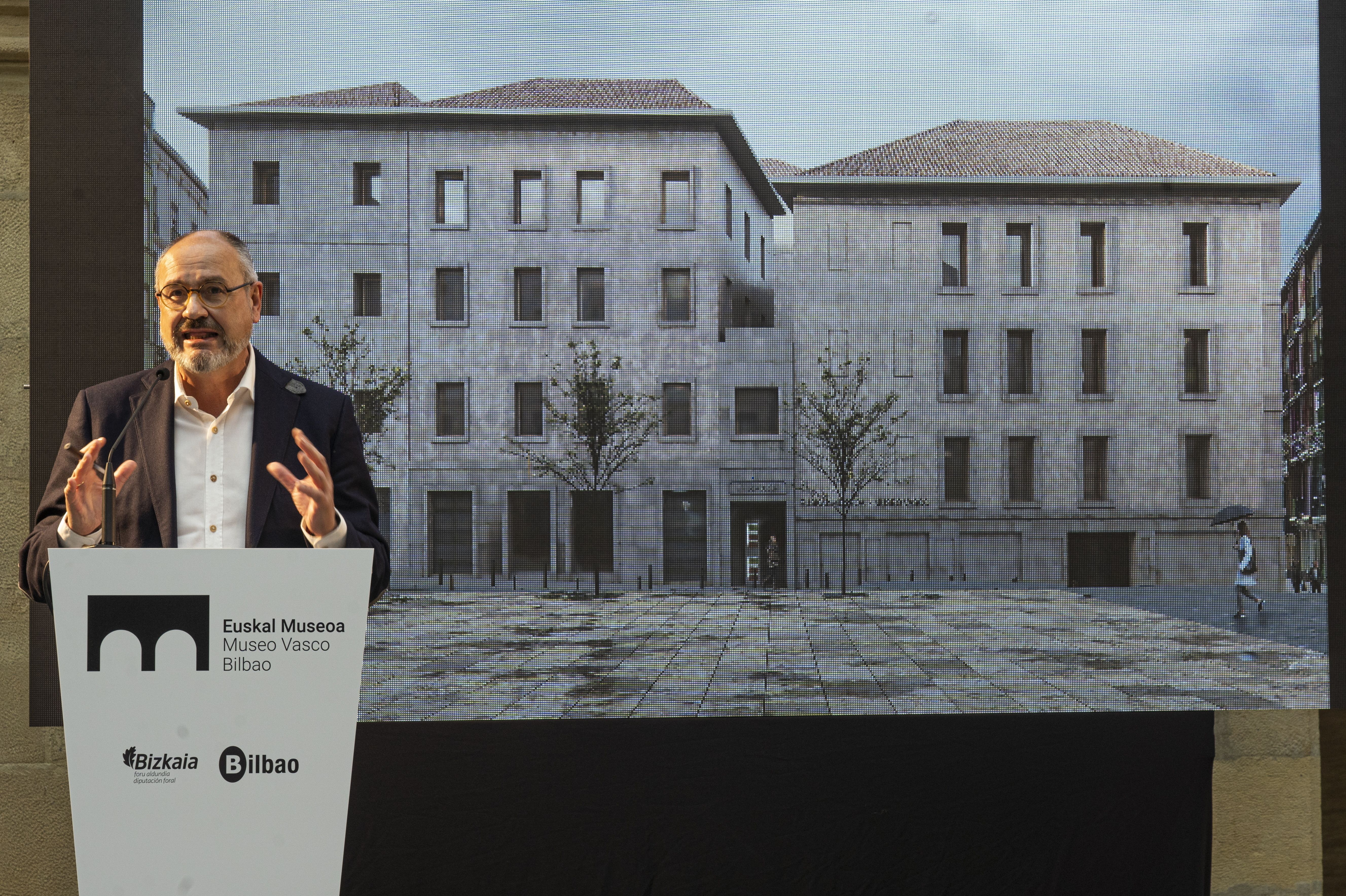  Jesus Moreno Bilboko Euskal Museoaren museografia berriaren arduradunetako bat, 2022an, museoaren proiektua aurkezten. MONIKA DEL VALLE / FOKU