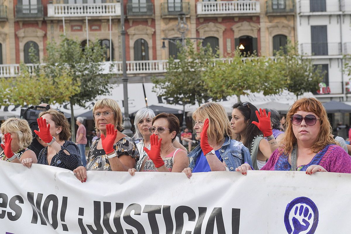 Astelehen Lilak taldeak antolatuta, indarkeria matxistaren aurkako protesta egin zuten atzo Iruñean. IDOIA ZABALETA / FOKU.