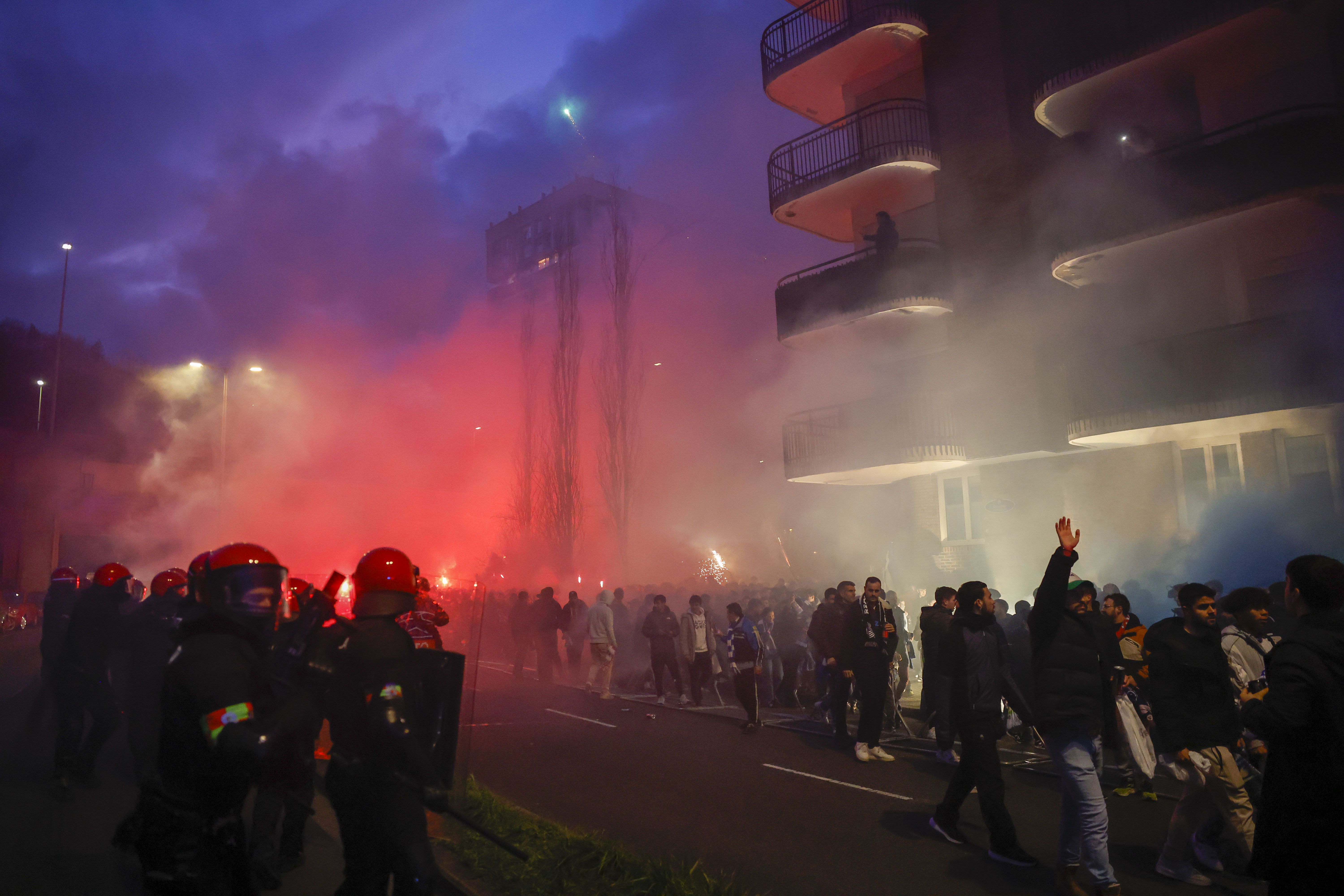 PSGren eta Realaren aurkako atarikoa, Ertzaintzaren oldarraldia. JAVIER ETXEZARRETA / EFE
