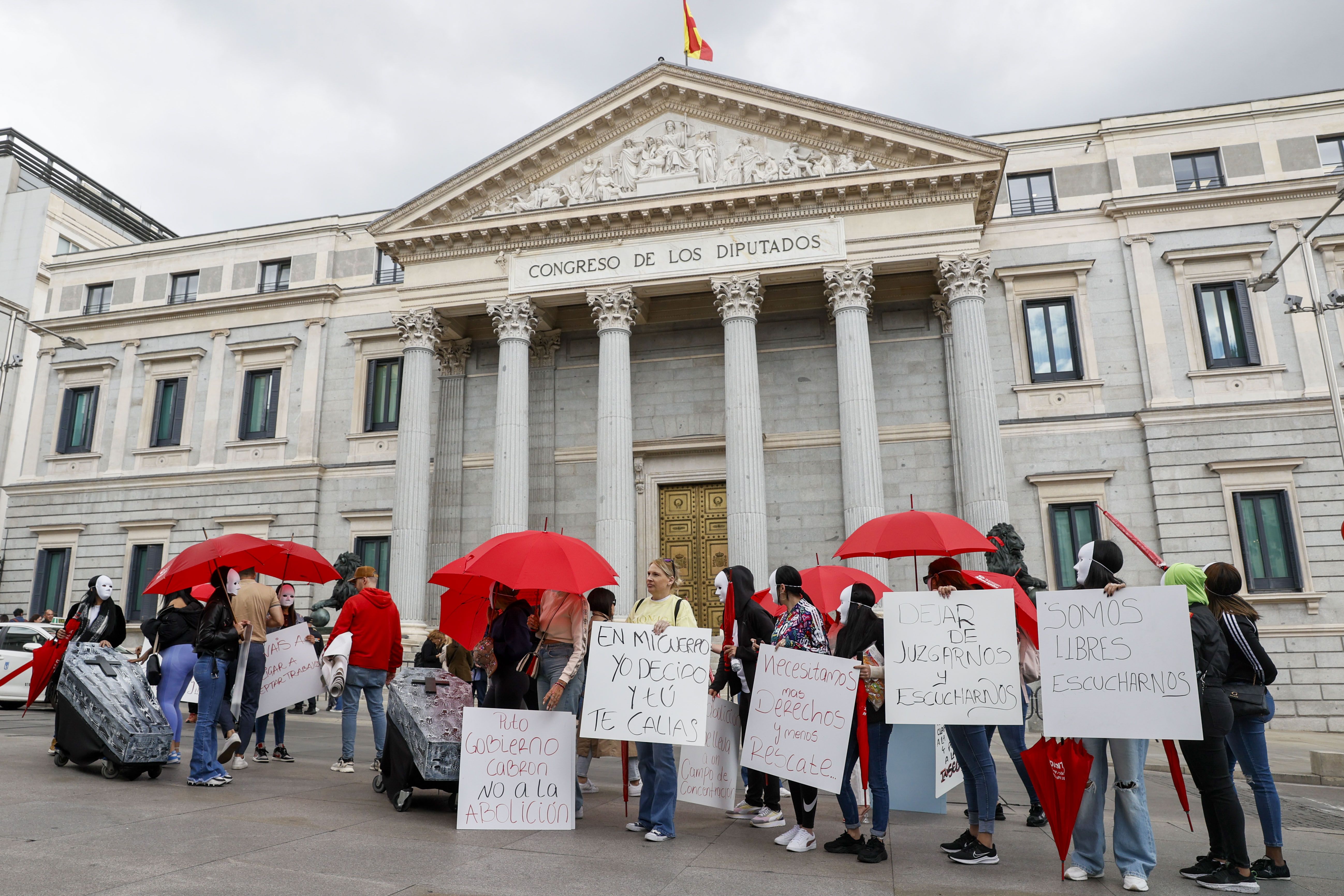 Prostitutek protesta egin zuten, herenegun, Kongresuaren kanpoko aldean. FERNANDO ALVARADO / FOKU