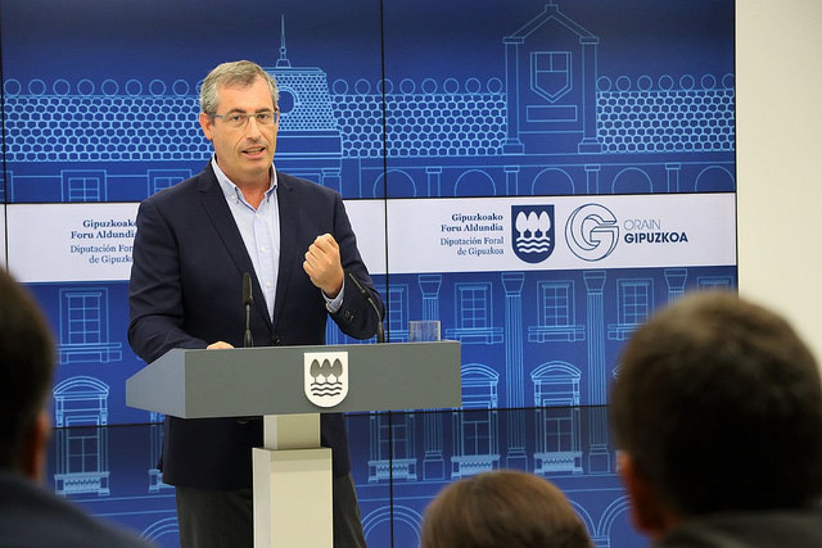 Markel Olano Gipuzkoako ahaldun nagusia, atzo, Donostian, foru gobernuaren bileraren osteko agerraldian. BERRIA. Markel Olano Gipuzkoako ahaldun nagusia, atzo, Donostian, foru gobernuaren bileraren osteko agerraldian. BERRIA.