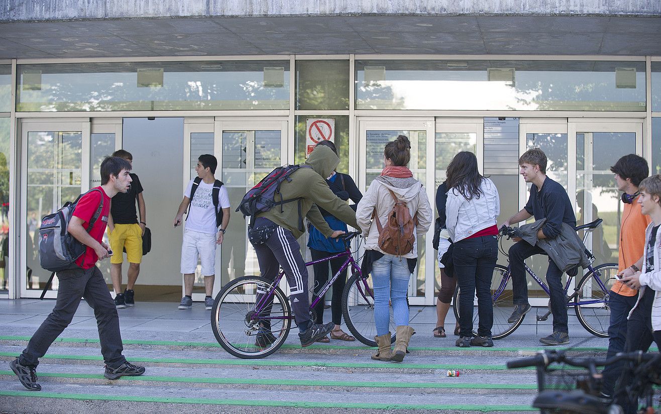 Ikasle batzuk Donostiako EHUko campuseko eraikin batera sartzen, artxiboko irudi batean. JON URBE / FOKU.